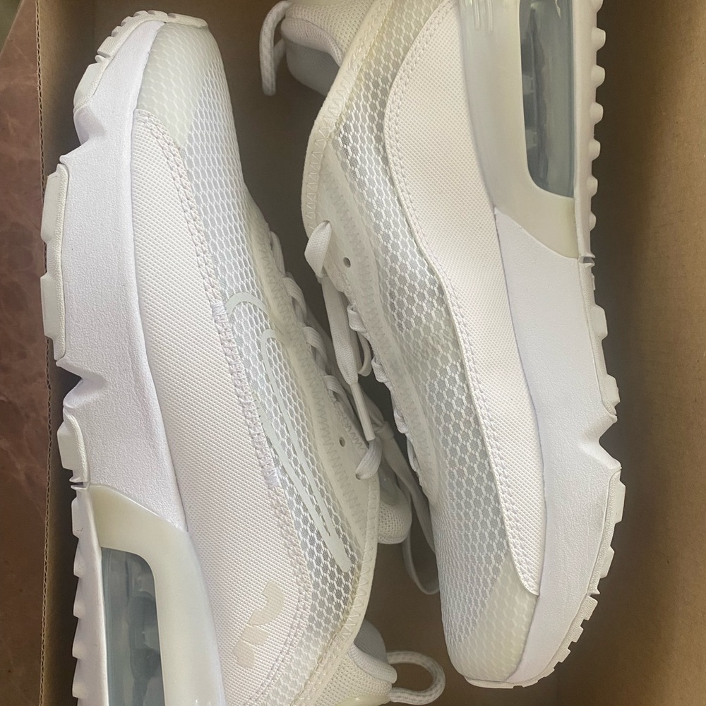 White gym shoes, size 5Y